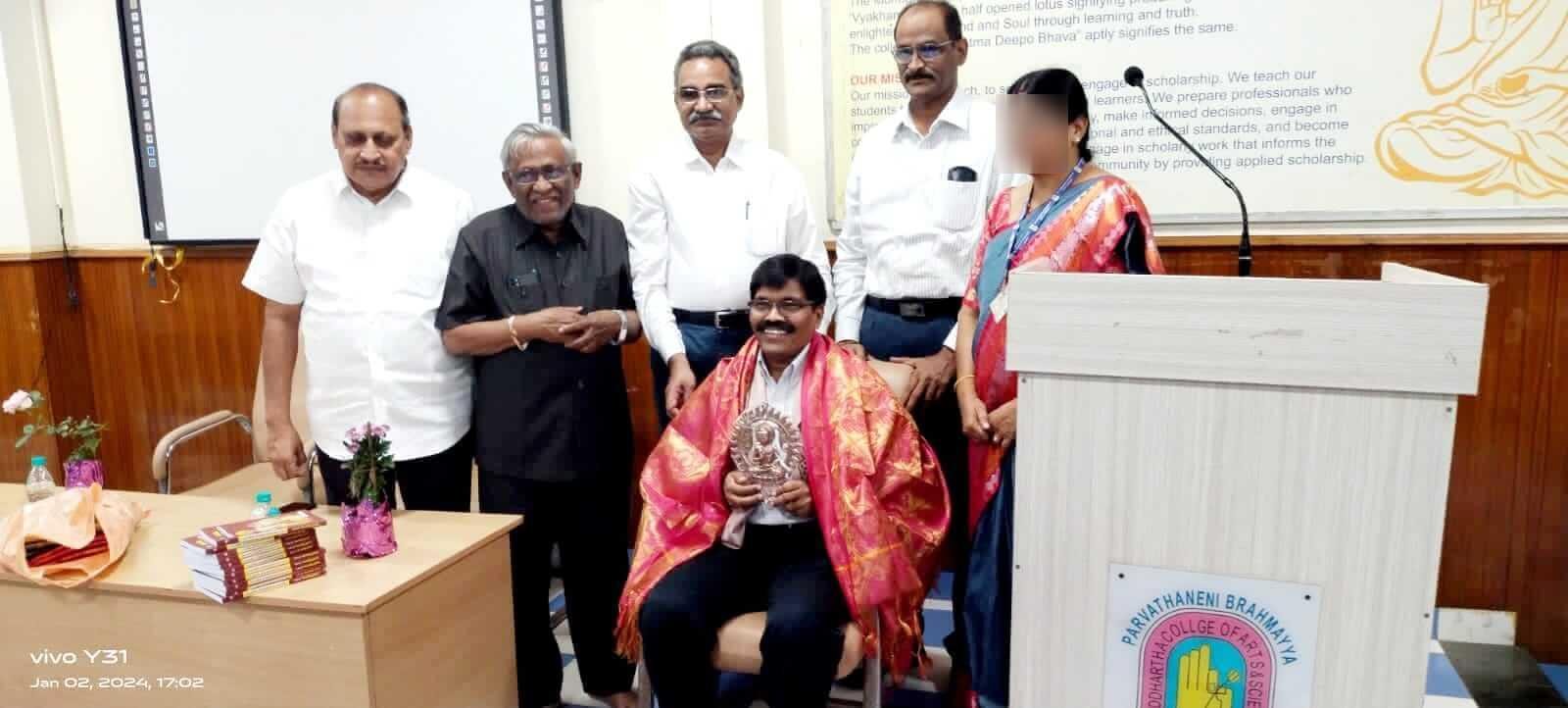 యువతకు భగవద్గీత చూపించిన దారి - బుక్ రివ్యూ - సిద్ధార్ధ ఆర్ట్స్ & సైన్స్ కళాశాల, విజయవాడ